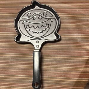 NWOT Baby shark Smiley Face Pancake Pan with Black Handle
